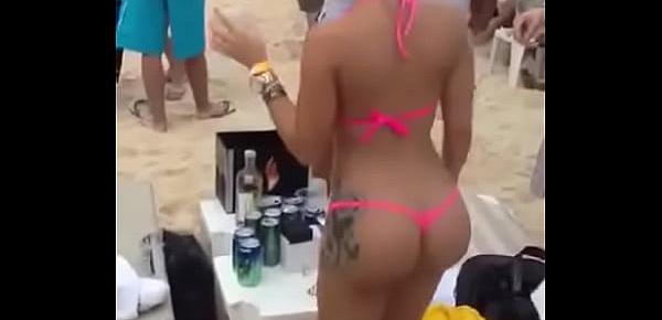  Nalgona calentando vergas en la playa